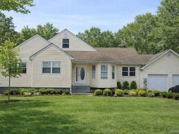 4 Manor Hills Drive, Manorville NY 11949