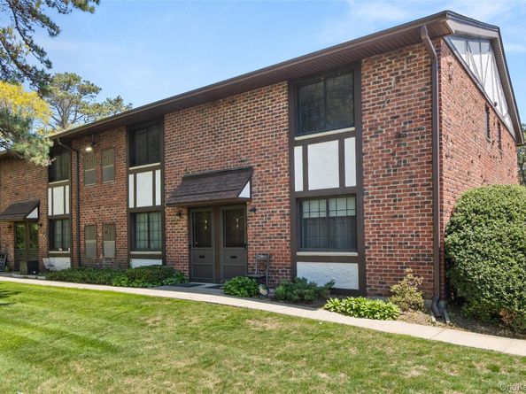 5 Pinebrook Place 5, Bay Shore NY 11706