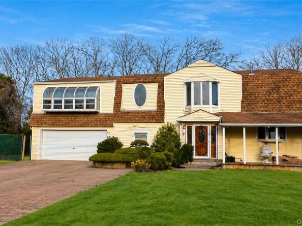 99 Wexford Drive, Oakdale NY 11769