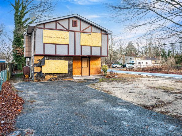 53 Hounslow Road, Shirley NY 11967