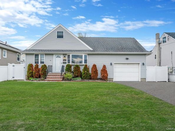 253 E Riviera Drive, Lindenhurst NY 11757