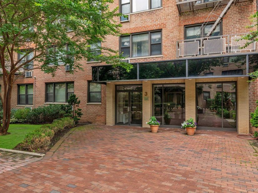 3 Birchwood Court 5G, Mineola NY 11501