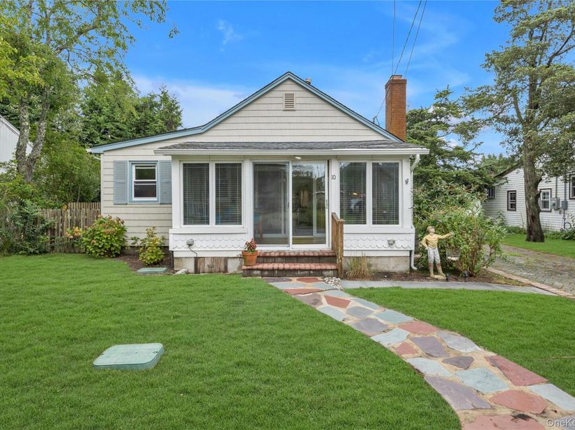 10 Mineola Court, Hampton Bays NY 11946