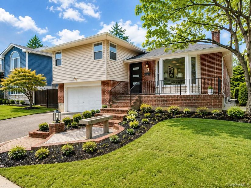 5 Warren Place, Plainview NY 11803