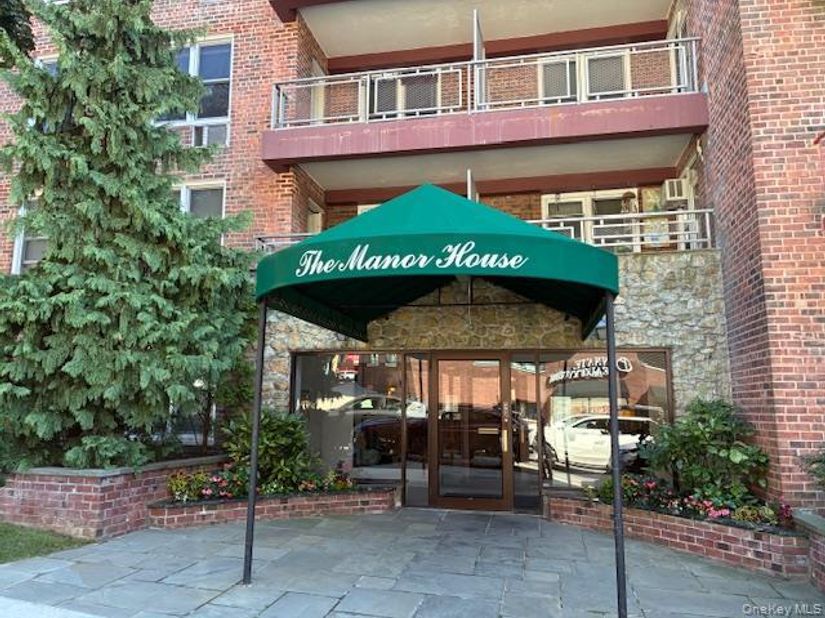 241-20 Northern Blvd 2C, Douglaston NY 11362