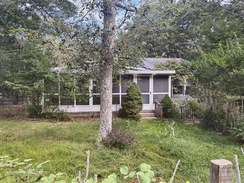 11 Robinhood Lane, Southampton NY 11968