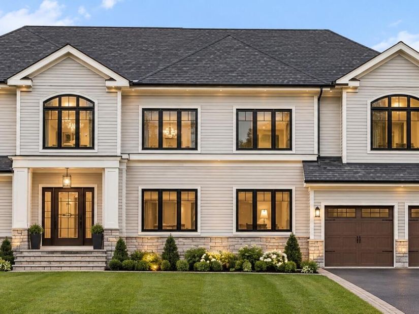 24 Stratford Avenue, Dix Hills NY 11746