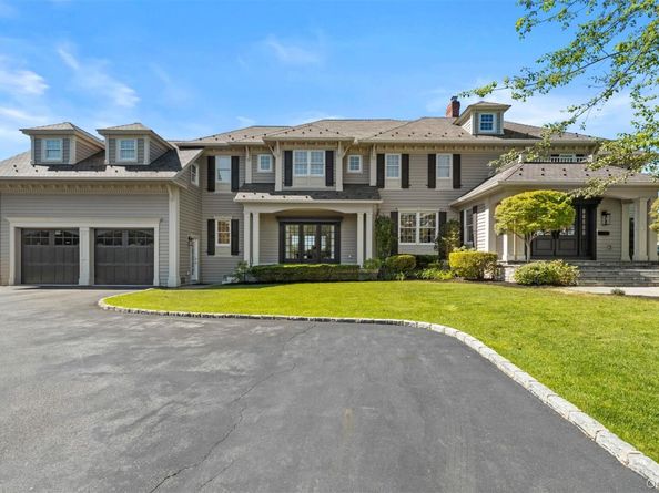 10 Magoun Road, West Islip NY 11795