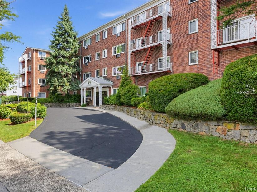 828 Pelhamdale Avenue 4L, New Rochelle NY 10801