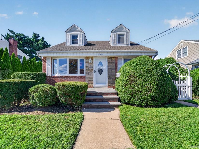 188 Arlington Street, Mineola NY 11501