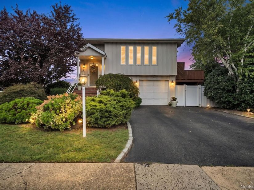 285 N Oak Street, Massapequa NY 11758