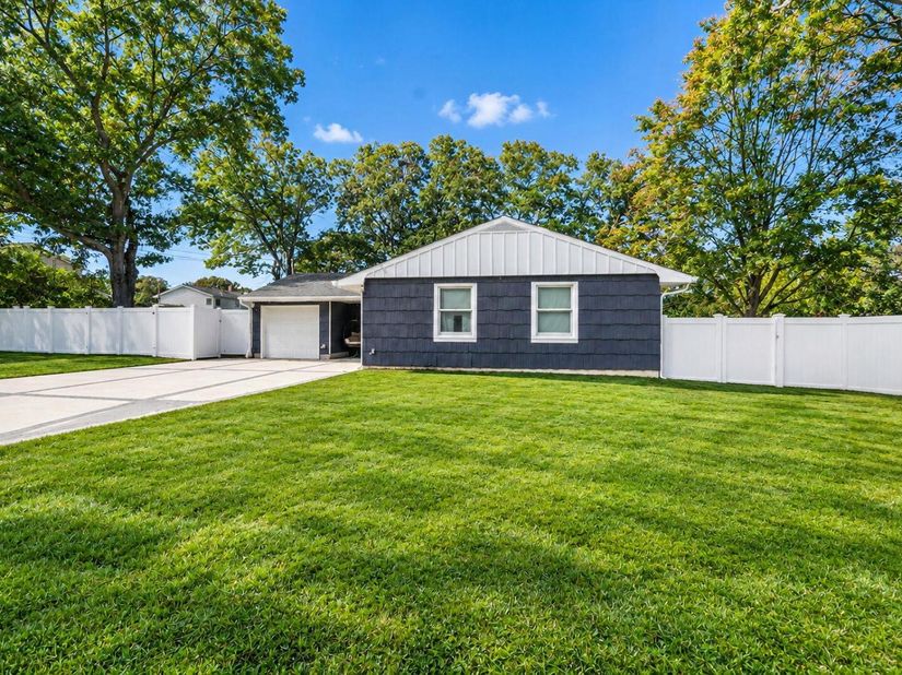 9 Hill Street, Ronkonkoma NY 11779