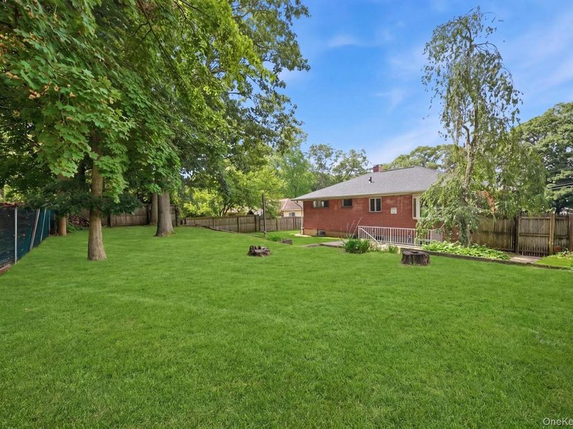 5 Robin Road, Selden NY 11784