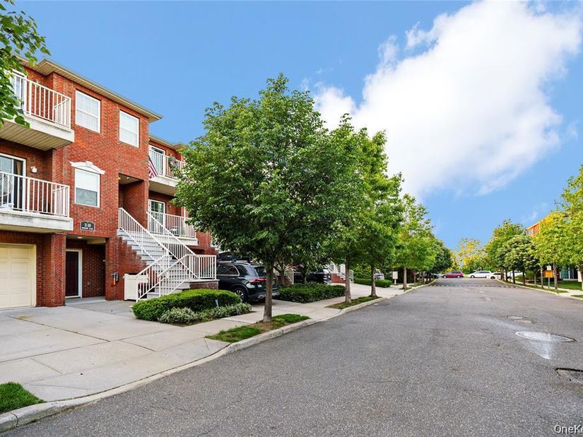 319 Endeavor Place 43, College Point NY 11356