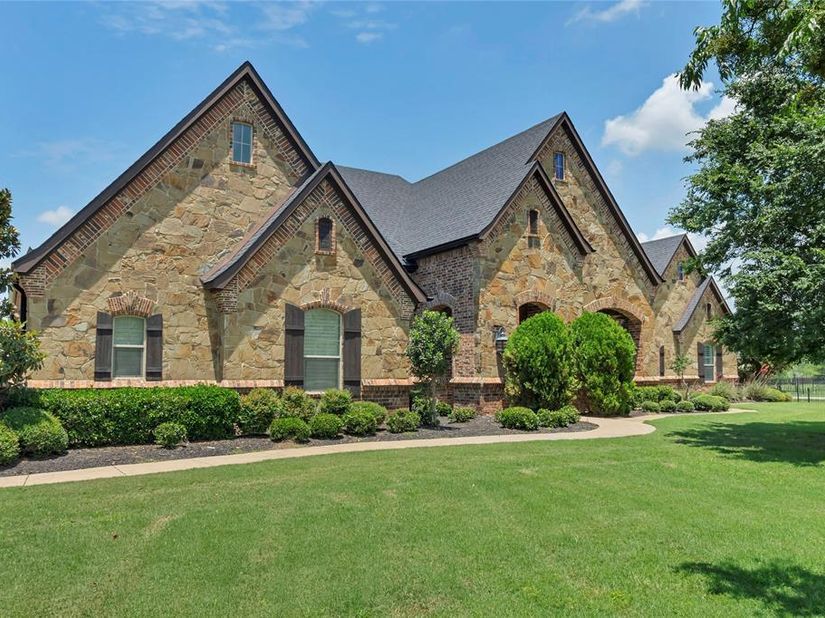 6412  Preferred Drive , Fort Worth Texas 76179