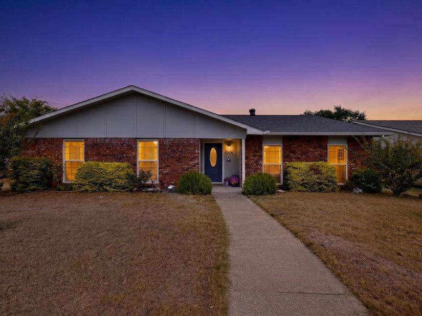 2809  Silverdale Lane , Garland Texas 75044