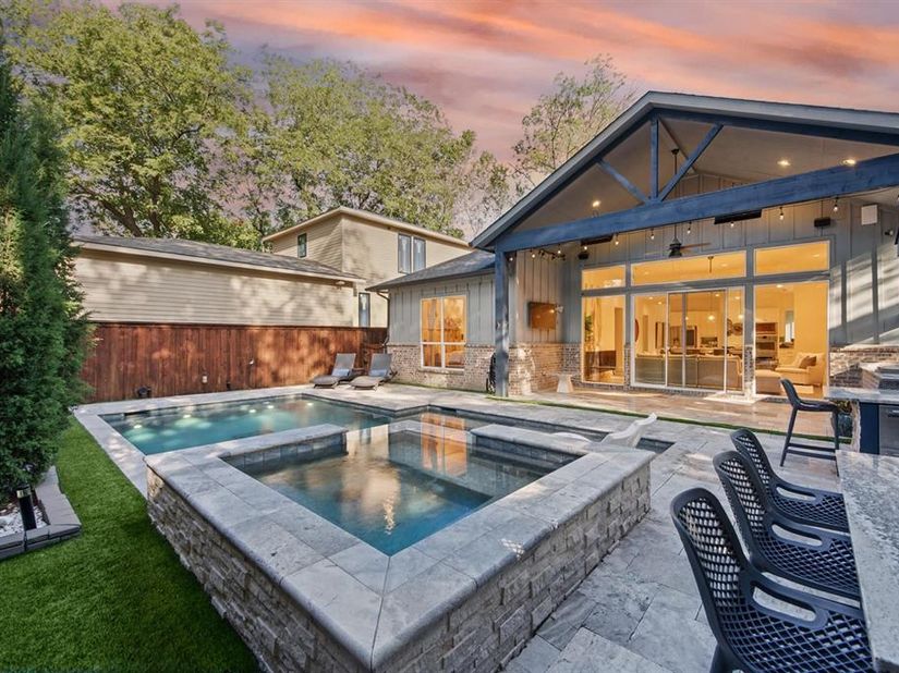 8655  Forest Hills Boulevard , Dallas Texas 75218