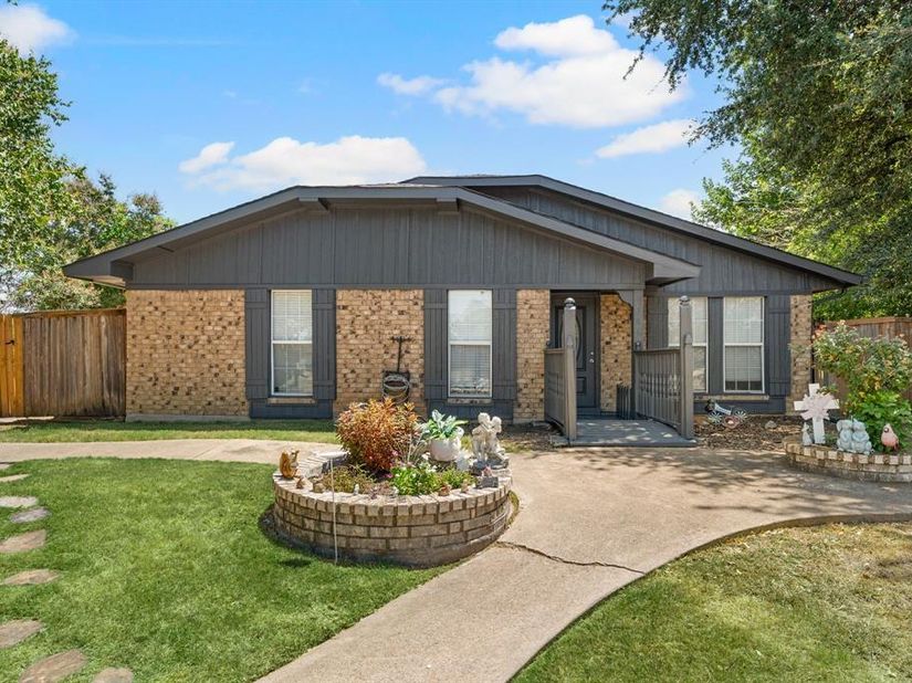 1706  Delaford Circle , Carrollton Texas 75007