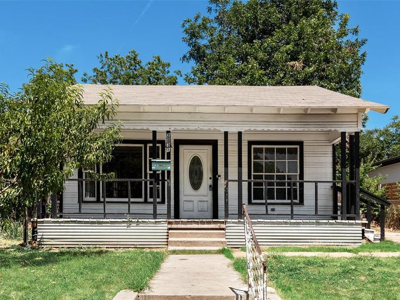 2831  Grafton Avenue , Dallas Texas 75211