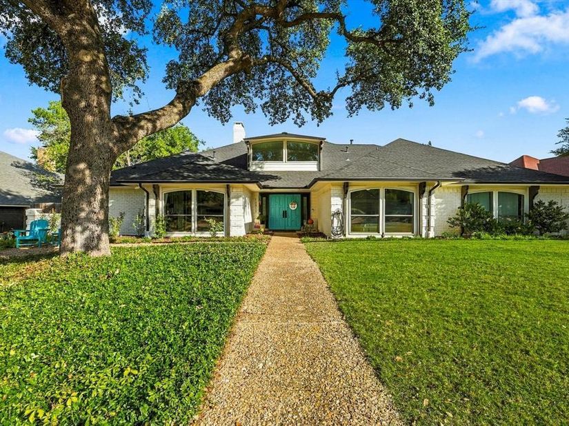 10011  Woodlake Drive , Dallas Texas 75243
