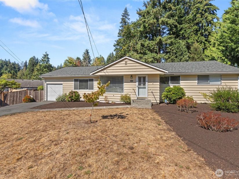 18521 36th Place NE, Lake Forest Park WA 98155
