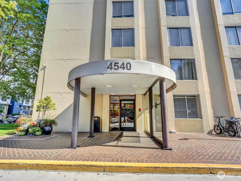 4540 8th Avenue NE 1403, Seattle WA 98105