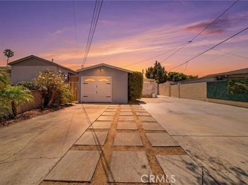3944 W 111th