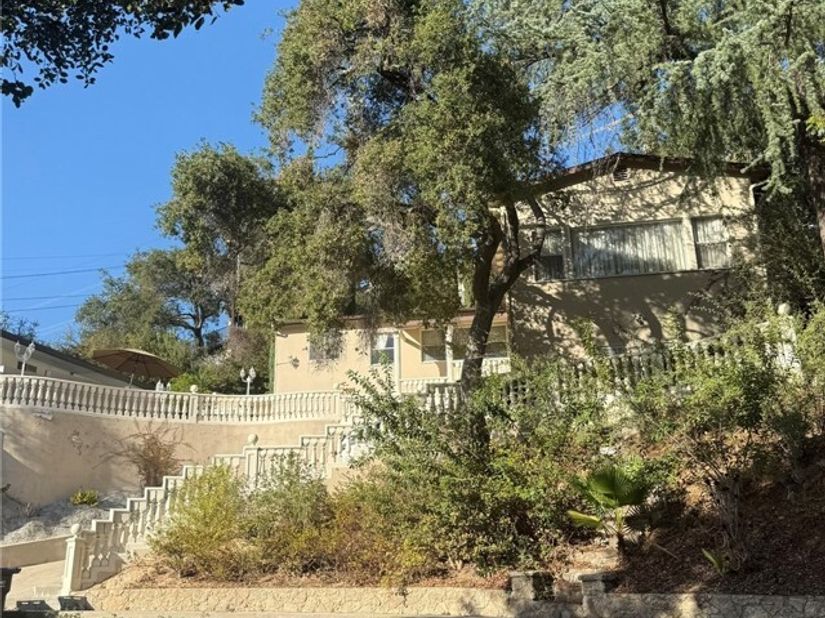 3100 Charing Cross Rd, Glendale CA 91206