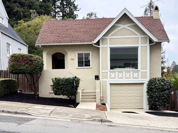 733 Grosvenor Pl