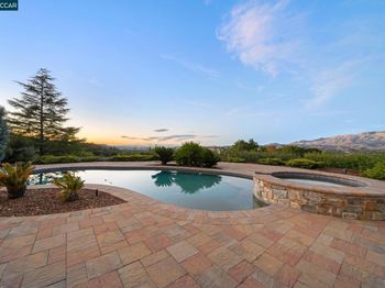300 Oak View Ter