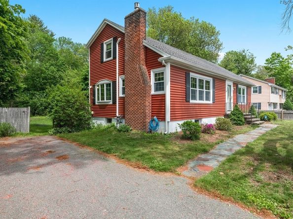 39 School House Ln, Billerica MA 01821