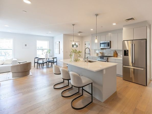 16 Boardman St 105, Boston MA 02128