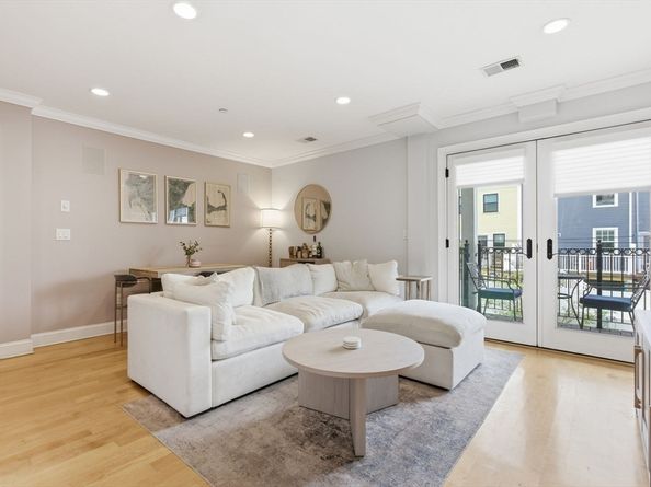 881 E 2nd St 10, Boston MA 02127