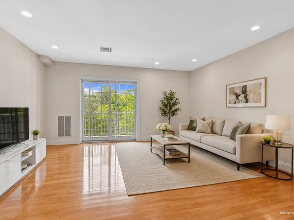 328 Copeland St 2D, Quincy MA 02169