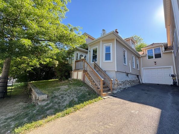 35 Standish St, Worcester MA 01604