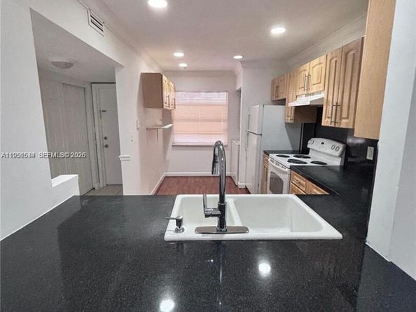 430 Commodore Dr 104, Plantation FL 33325