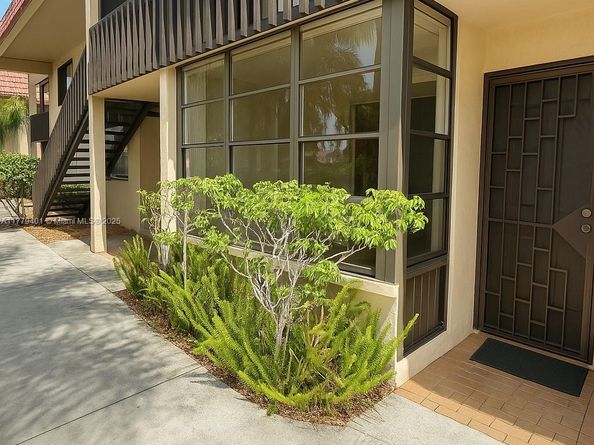 800 NE 199th St 105D, Miami FL 33179