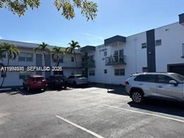 30 SE 4th Ave 109, Hallandale Beach FL 33009