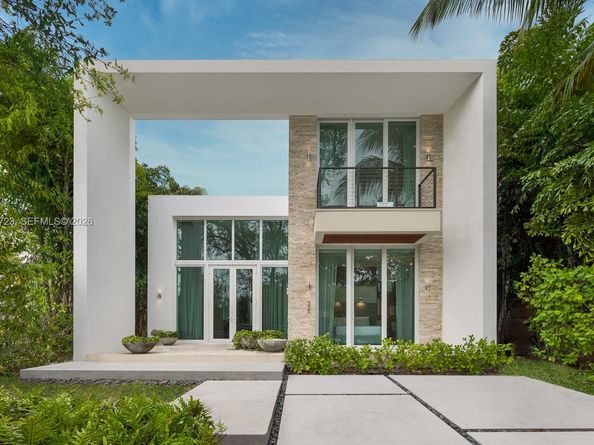 335 W 46th St, Miami Beach FL 33140