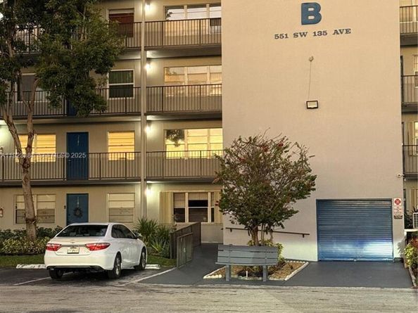 551 SW 135th Ave 208B, Pembroke Pines FL 33027