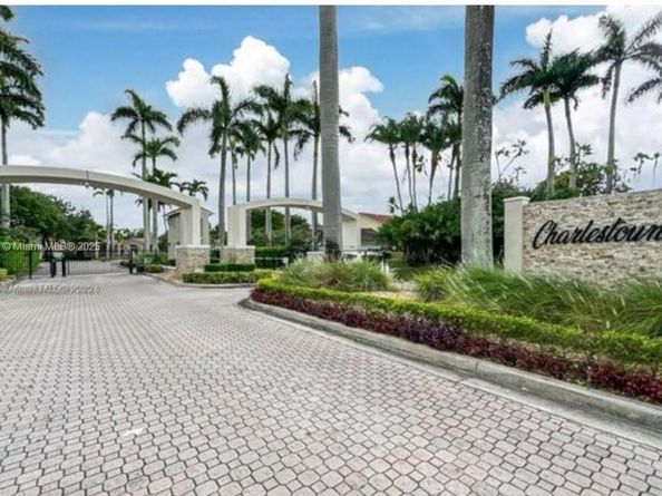 13911 SW 100th Ln, Miami FL 33186