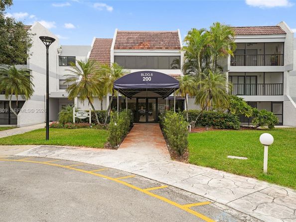 200 Lakeview Dr 101, Weston FL 33326
