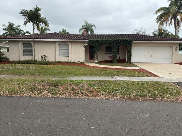 5940 SW 18th St, Plantation FL 33317