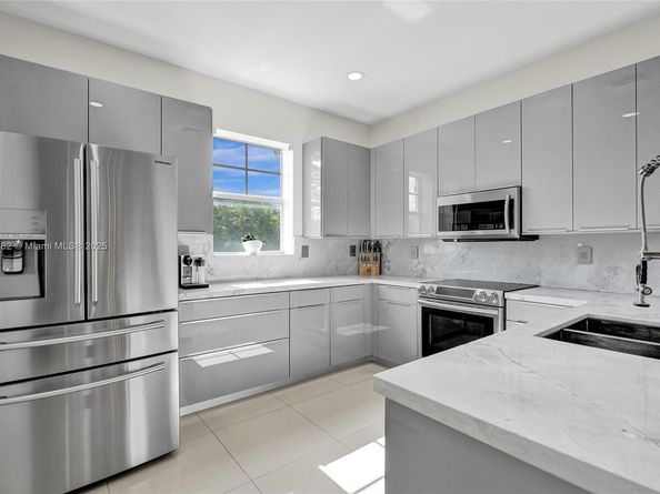 1033 NE 17th Way 1904, Fort Lauderdale FL 33304