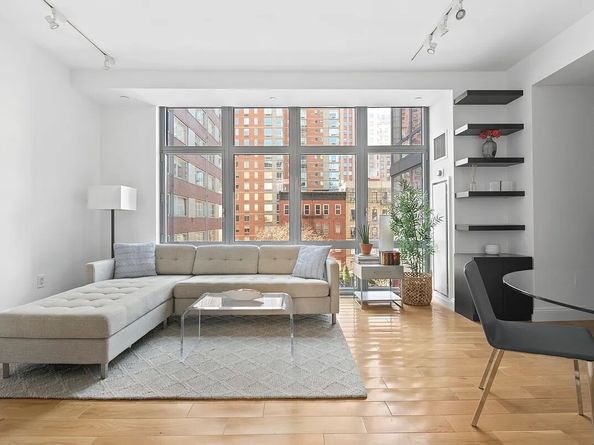 310 West 52nd Street 5A, New York NY 10019