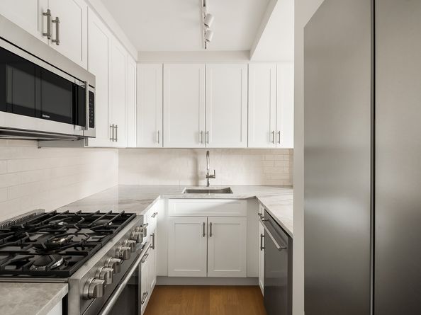 555 Main Street 806, New York NY 10044