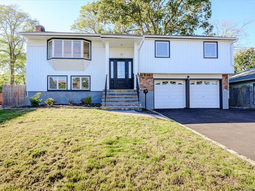 12 Deans Lane, Bayville NY 11709