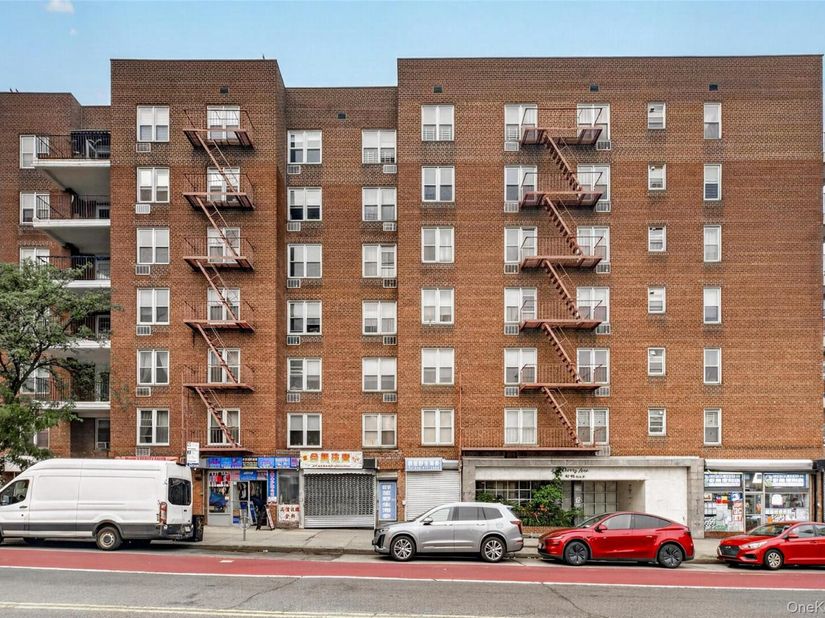 45-92 Main Street 7L, Flushing NY 11355