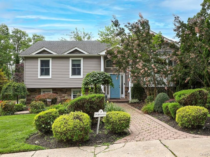 29 Puritan Lane, Farmingdale NY 11735