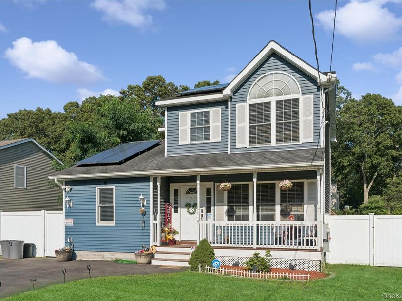 17 Robinwood Street, Mastic NY 11950